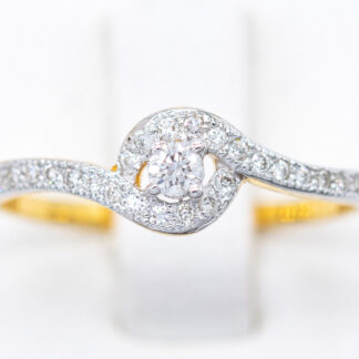 แหวนเม็ดกลาง 5 ตัง มีบ่าข้างเพชรมาโค้งรับสวยงาม