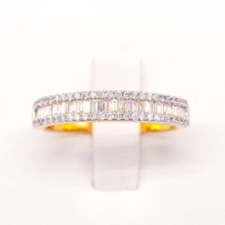 แหวนแถวเพชรบาเก็ด ประกบด้วยแถวเม็ดกลม ล่าง บนสวยๆ