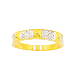 แหวนเพชรแถวๆ สลับกับทรงสี่เหลี่ยมคล้ายพีระมิด