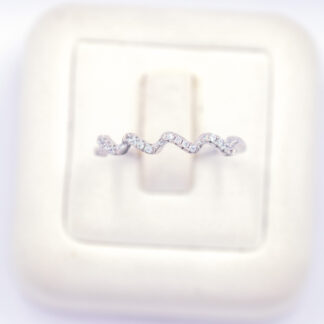 แหวนเงินคลื่น เพชรแถว 1mm 16p เงินแท้92.5% เพชร CZ LKM834