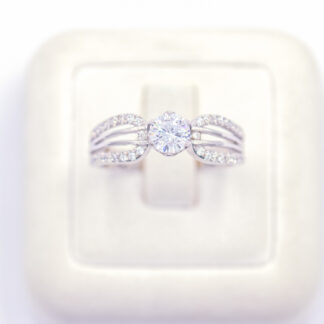 แหวนเงินเม็ดเดี่ยวบ่าโค้ง เงินแท้92.5% เพชร CZ LKP104