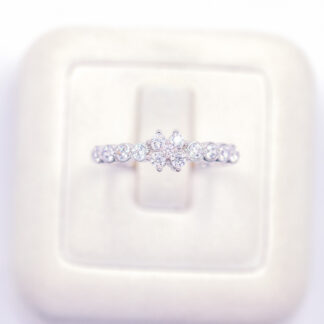 แหวนเงินเพชรกากบาท บ่าข้าง ตัว X เงินแท้92.5% เพชร CZ LKM571