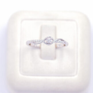 แหวนเงินมียอด ก้านไขว้ เดี่ยว ชู กลาง เงินแท้92.5% เพชร CZ LKM735